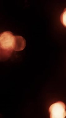 Yumuşak, soyut daireleri olan, sıcak, ışıldayan bir bokeh arka plan. Rahat ve davetkar bir atmosfer yaratmak için kusursuz bir şekilde harmanlanmış.