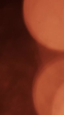 Şenlikli altın bokeh daireler, yumuşak, romantik bir parıltıyla parıldıyor, sıcak ve zarif bir atmosfer yaratıyor.