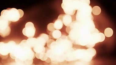 Işıl ışıl yanan ateş çemberleri sıcak altın bir ışıkla parlıyor, sihirli ve samimi bir ortam ekliyor.