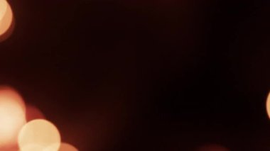 Ilık, romantik bir ateş parıldıyor. Işıldayan altın halkalar, rüya gibi ve samimi bir atmosfer yaratıyor.