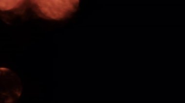 Soyut ateş ışığı parlayan bokeh ile çiçek açar, sıcak, rüya gibi ve dinamik bir görsel etki yaratır.