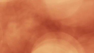 Odaklanamayan ateşin parlayan, soyut bokeh kürelere dönüşmesi, rüya gibi, sinematik bir ışık efekti yaratıyor.