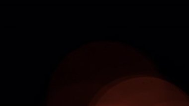 Romantik, sıcak altın bokeh, karanlık bir arka planda yavaşça parlıyor, samimi ve rüya gibi bir atmosfer yaratıyor.