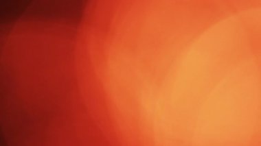 Yumuşak, parıldayan ılık Bokeh daireleri, karanlık bir arka planda yavaşça parıldıyor, rahat ve rüya gibi bir atmosfer yaratıyor.