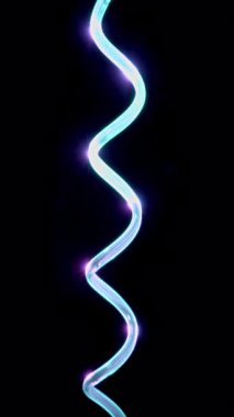 İçinde sıvı kıvrımlı mavi kamış, koyu bir arkaplan üzerine kurulmuş, canlı renkler ve dinamik hareketler.