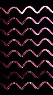 İçecek, kıvrımlı kırmızı pipetlerden sorunsuzca akıyor, canlı hareket ve renkle dinamik bir girdap etkisi yaratıyor.