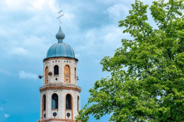 Mavi gökyüzü ve ünlü bir ağacın arkasında terk edilmiş eski bir kilise.