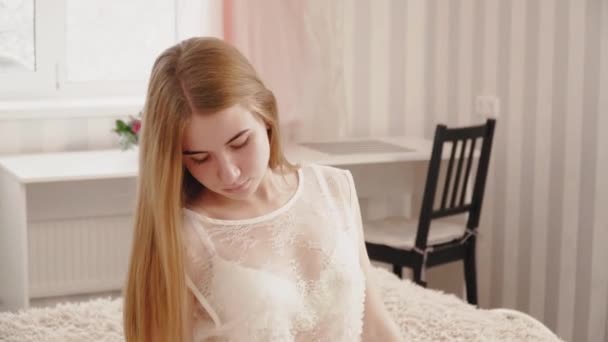 La mariée dans un peignoir caresse ses cheveux et sourit — Video