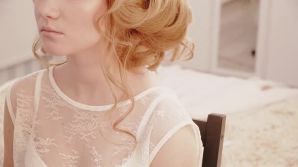 Стиліст робить макіяж очей для блондинки нареченої — стокове відео