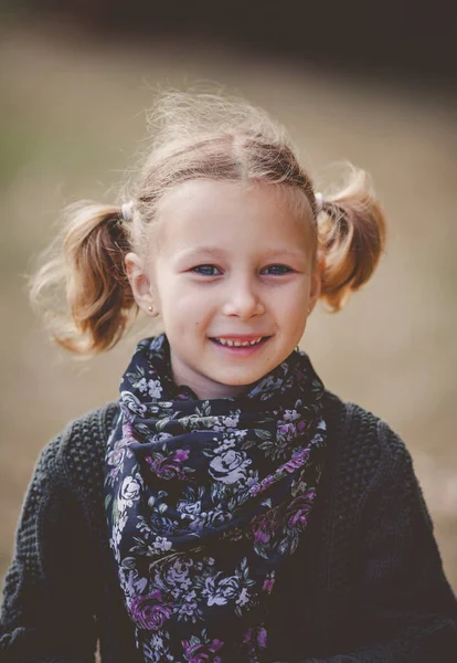 Πορτρέτο Του Ένα Χαριτωμένο Αξιολάτρευτο Κοριτσάκι — Φωτογραφία Αρχείου