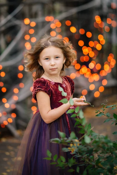 Kleines Mädchen Märchenkostüm Das Halloween Durch Die Straßen Läuft — Stockfoto