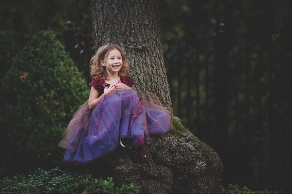 Menina Traje Fada Andando Nas Ruas Durante Haloween — Fotografia de Stock