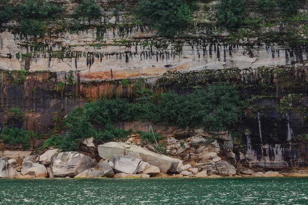 Superior Gölü, ABD tarihinde resimde kayalar Milli Parkı. Renkli taş dokulu arka plan