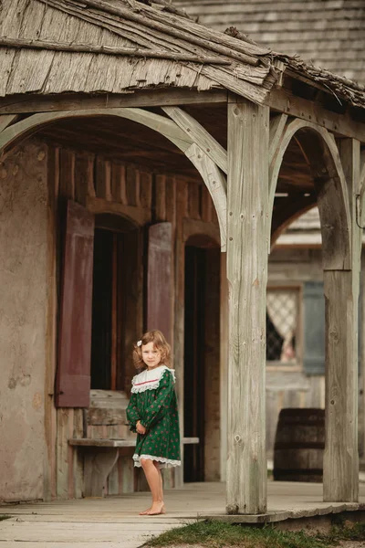Гарненька Дівчинка Стилізовані Стара Мода Плаття Ходьба Вулицях Старого Англійського — стокове фото