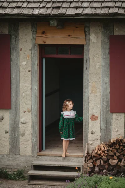 Pretty Little Girl Stylized Old Fashion Dress Walking Streets Old — Stock Photo, Image