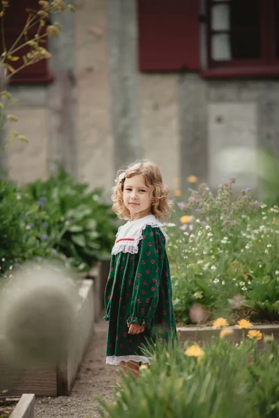 Pretty Little Girl Stylized Old Fashion Dress Walking Streets Old — Stock Photo, Image