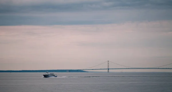 Лодка Плавает Озере Гурон Имея Мост Макино Позади — стоковое фото