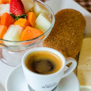 Kahvaltı kahvesi muhtelif meyve suyu.