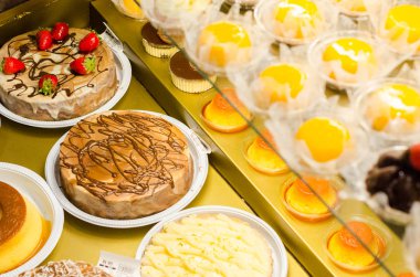 Fırın çeşitli tatlılar sergileniyor