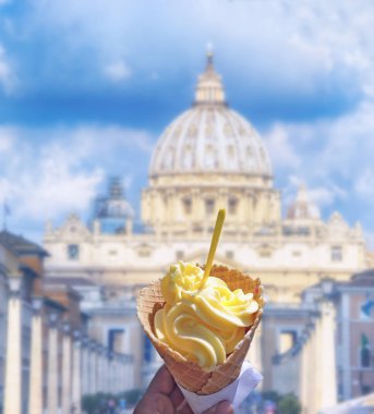 Sahilde vanilyalı dondurma