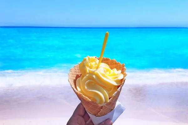 Sorvete de baunilha na praia — Fotografia de Stock