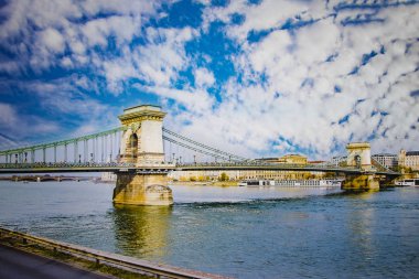 Szechenyi lanchid, Budapeşte, Macaristan için zincir köprü. Arka planda mavi gökyüzü vardır.