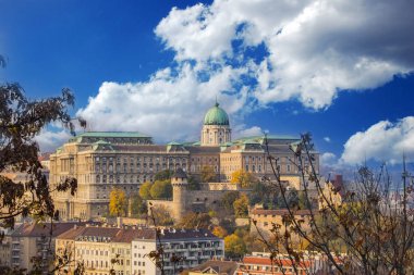 Buda Kalesi, Budapeşte, Macaristan'ın mavi gökyüzü arka plan ile güneşli gün için görüntüleyin