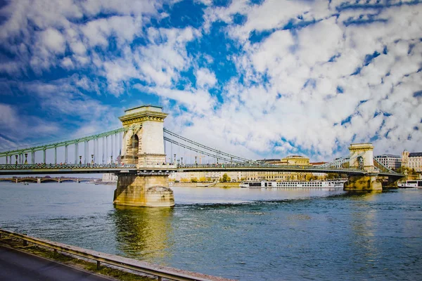 Szechenyi lanchid, Budapeşte, Macaristan için zincir köprü. Arka planda mavi gökyüzü vardır.