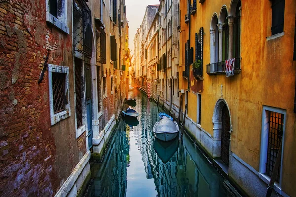 베니스에 다채로운 역사적인 건물이 그것은 이탈리아 유럽에 — 스톡 사진