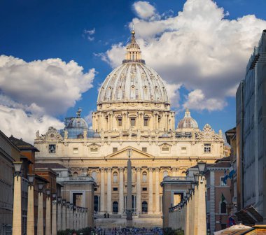 Yaz aylarında güneşli gün görünümü Roma Vatikan ve kubbe St. Peter's. Tapınağın mavi gökyüzüdür. Vatikan dünyadaki en önemli durumdur.