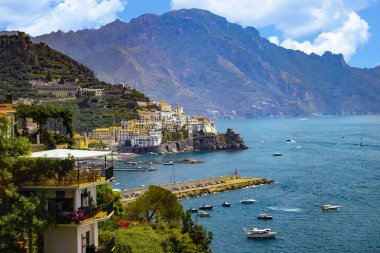 Amalfi coast görünümü. Bu Avrupa'nın İtalya'nın Güney olduğunu. Şehrin deniz kayalıklarla üzerinde duruyor. Denizde kayıklar.