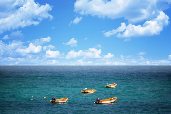 Exótica Hermosa Playa Marina Con Pequeños Barcos Agua Azul Cielo — Foto de Stock