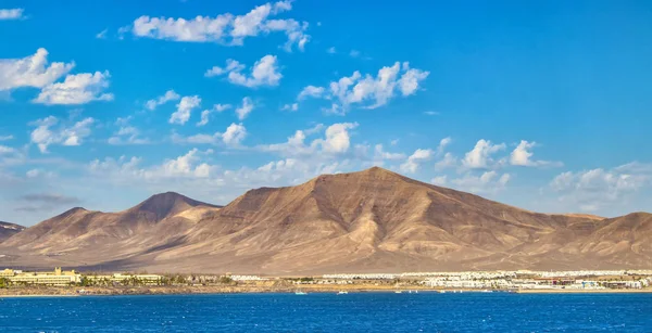 İnanılmaz volkanik tepelerinde denizde görünümünden Lanzarote Adası. Kanarya Adaları. İspanya