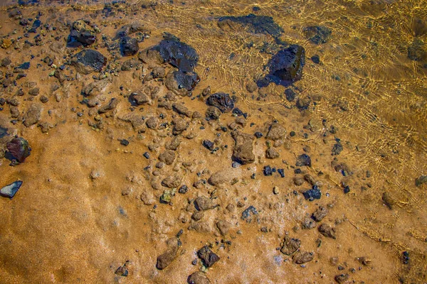 背景与火山起源的红色沙子 石头和海水 Fuerteventura 加那利群岛 西班牙 — 图库照片