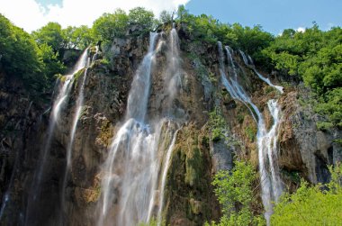 Plitvice Gölleri, Hırvatistan üzerinde en büyük şelale. Balık birçok türde ile açık turkuaz su var..