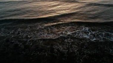 Denizdeki dalgaların havadan görünümü. Günbatımı vardır. Fuerteventura - Kanarya Adası'nda olduğunu. Güneşin turuncu sarı.