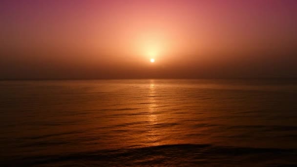Vue aérienne du coucher du soleil sur la mer. De petites vagues sont sur l'eau. C'est sur Fuerteventura- île des Canaries. Le soleil est jaune en orange .