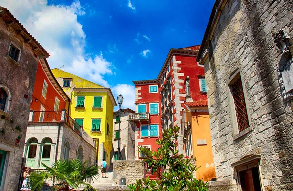 Şehrin Labin, Istria, Hırvatistan renkli evlerin görünümü.