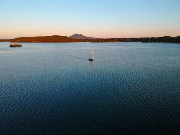 Kapal Pesiar Danau Machovo Kokorinsko Belakangnya Adalah Kastil Bezdez Ada — Stok Foto