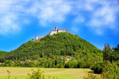 Çek Cumhuriyeti Avrupa'nın milli parkta s mavi gökyüzü ile tepe üzerinde taş castle.