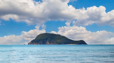 Kaplumbağa Adası Akdeniz'in berrak suları çevreler. Nerede denizkaplumbağalarının yumurtadan korumalı bir alandır. Zakynthos Adası Yunanistan çakıl plajları ile güzel bir yer.