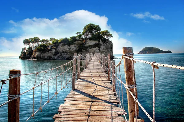 Denize bakan ahşap köprü bir ada palmiye ağaçları ile yol açar. Halat köprü olduğunu. Zakynthos, Yunanistan'ın bulunur.
