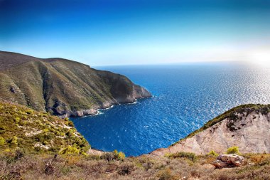Görünümü turqouise su ve plaj Navagio. Taş sahil vardır.
