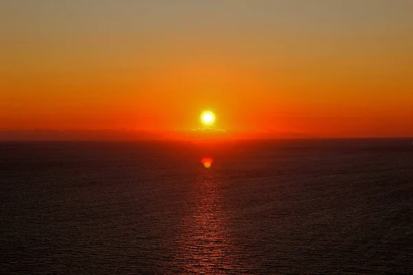 海に沈む夕陽 太陽が美しいオレンジと赤の色 ギリシャ ザキントス島です — ストック写真