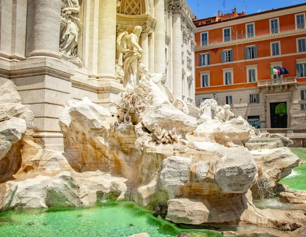 A Fonte de Trevi é uma fonte no distrito de Trevi, em Roma, Itália. . — Fotografia de Stock