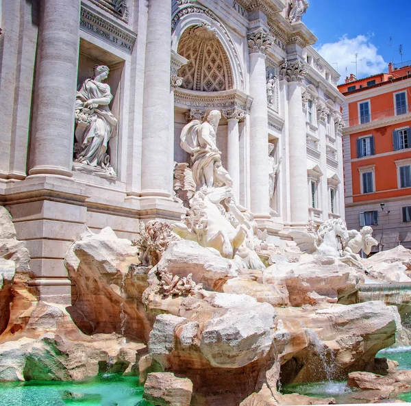 A Fonte de Trevi é uma fonte no distrito de Trevi, em Roma, Itália. . — Fotografia de Stock