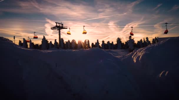 チェコの山の冬に雪の多い木 リフトは 背景にあります 美しい日の出です 西ボヘミアのエルツ山地にあります — ストック動画