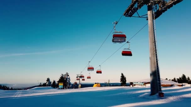 Vistas en las montañas con telesilla en invierno . — Vídeo de stock