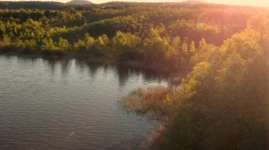 Yaz aylarında güzel gün batımı te göl üzerinde. Hava manzara.