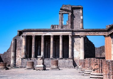 Bir taş sütun ve harabe şehir. Arkadaki mavi gökyüzü nedir. Pompei, İtalya Avrupa'nın kıyısında yer alır.